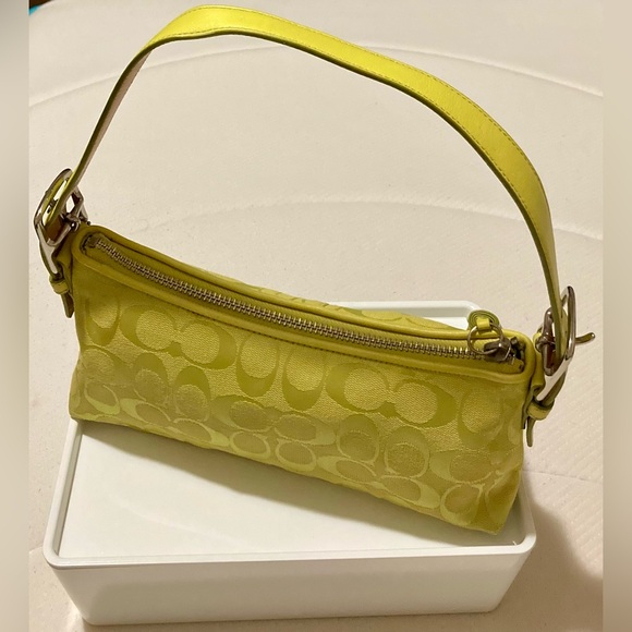 💛COACH🤍6371 Signature Vintage East West Hampton Demi Bag
Baguette Shoulder Bag - Picture 2 of 11